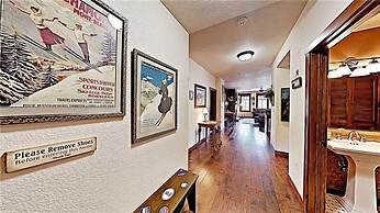 3 Bedroom Mountain View Condo Located in Historic Downtown Breckenridg
