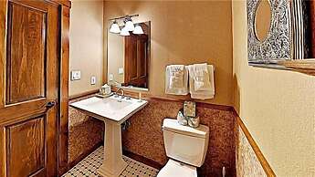 3 Bedroom Mountain View Condo Located in Historic Downtown Breckenridg