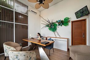 The Luxury Collection, Monaco Blu