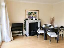 English Garden Apartment