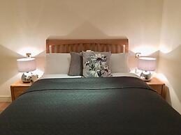 English Garden Apartment