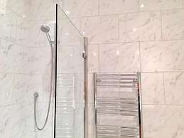 English Garden Apartment