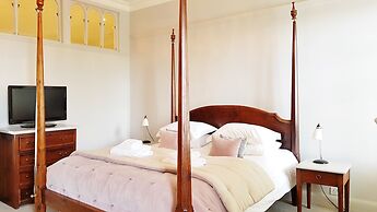 Grand Edinburgh Castlehill Apartment