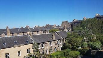 Classy Historic Edinburgh Apartment