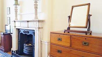 Classy Historic Edinburgh Apartment