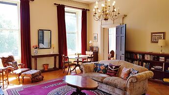 Classy Historic Edinburgh Apartment