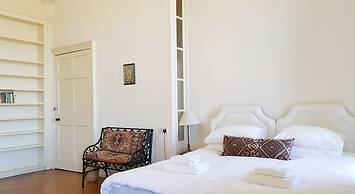 Classy Historic Edinburgh Apartment