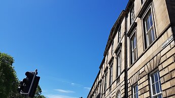 Classy Historic Edinburgh Apartment