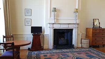 Classy Historic Edinburgh Apartment