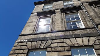 Classy Historic Edinburgh Apartment