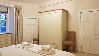 Authentic Central 3-Bedroom Apartment