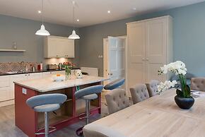 Authentic Central 3-Bedroom Apartment