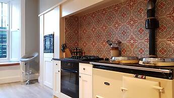 Authentic Central 3-Bedroom Apartment