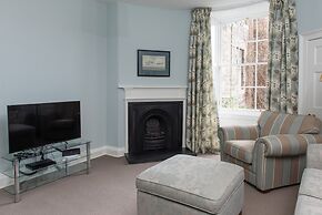 Authentic Central 3-Bedroom Apartment