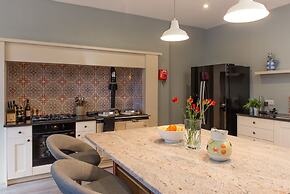 Authentic Central 3-Bedroom Apartment