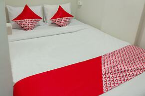 OYO 737 Kamar Keluarga Mahkota 8