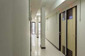 OYO 737 Kamar Keluarga Mahkota 8