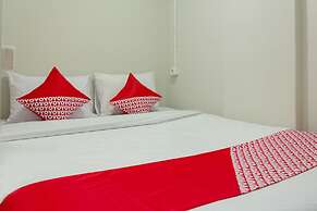 OYO 737 Kamar Keluarga Mahkota 8