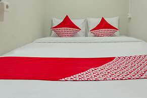 OYO 737 Kamar Keluarga Mahkota 8