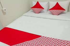 OYO 737 Kamar Keluarga Mahkota 8