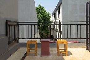 OYO 737 Kamar Keluarga Mahkota 8