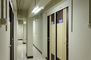 OYO 737 Kamar Keluarga Mahkota 8