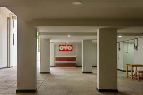 OYO 737 Kamar Keluarga Mahkota 8