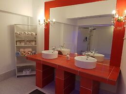 The golden brown luxury guesthouse