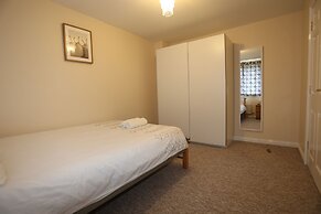 Beautiful 4 beds Hillview House