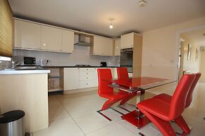 Beautiful 4 beds Hillview House