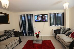 Beautiful 4 beds Hillview House