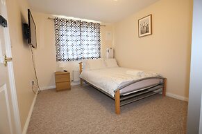 Beautiful 4 beds Hillview House