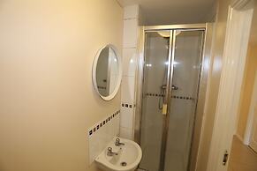 Beautiful 4 beds Hillview House