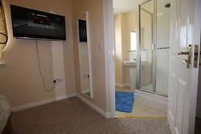 Beautiful 4 beds Hillview House