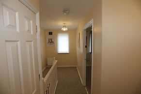 Beautiful 4 beds Hillview House