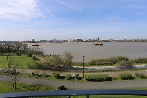 2 Beds Riverview HillHouse Apartment