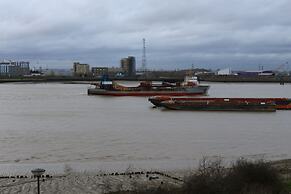 2 Beds Riverview HillHouse Apartment