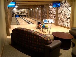 Luxury 1 Bedroom Ski in, Ski out One Ski Hill Residence Located at the