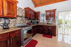 Runaway Bay Gem Villa