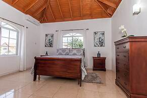 Runaway Bay Gem Villa