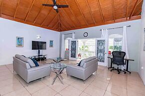 Runaway Bay Gem Villa