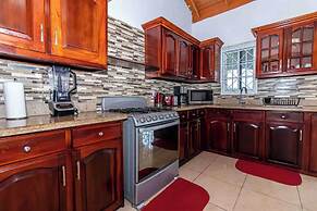 Runaway Bay Gem Villa