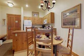 1 Bedroom Colorado Vacation Rental in River Run Village Steps from the