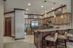 Crystal Peak Lodge 4 Bedroom Ski in, Ski out Slopeside Condo at the Ba