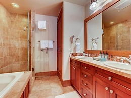 Premier 3 Bedroom Ski in, Ski out Lone Eagle Condo With the Best Acces