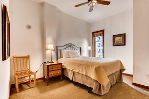 Perfectly Placed 2 Bedroom Vacation Rental in Historic Downtown Brecke