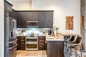 Perfectly Placed 2 Bedroom Vacation Rental in Historic Downtown Brecke