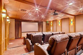 Perfectly Placed 2 Bedroom Vacation Rental in Historic Downtown Brecke