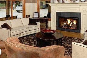 Perfectly Placed 2 Bedroom Vacation Rental in Historic Downtown Brecke