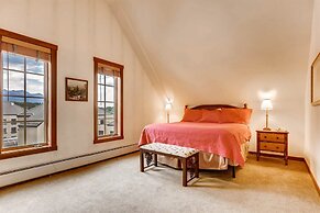 Perfectly Placed 2 Bedroom Vacation Rental in Historic Downtown Brecke